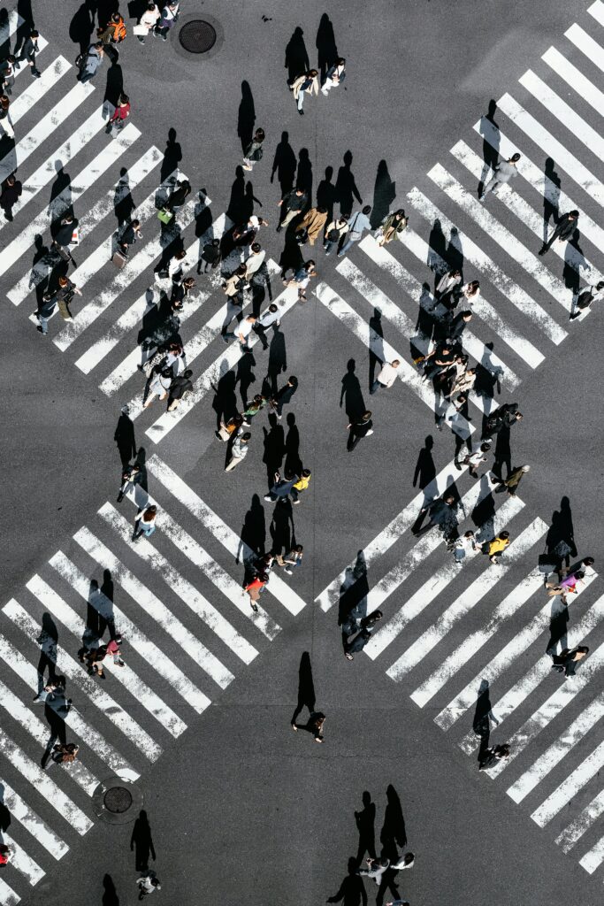crowded street intersection demonstrating real-world social situations for overcoming dating anxiety